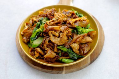 Soya soslu pilavlı erişte ve domuz eti.