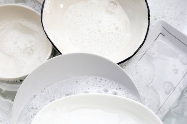 Bulaşık yıkama, kirli bulaşıklar mutfak lavabosunda..