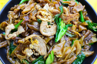 Soya soslu pilavlı erişte ve domuz eti.