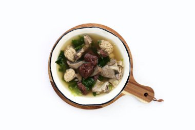 Beyaz arka planda bir kase domuz kanı çorbası..