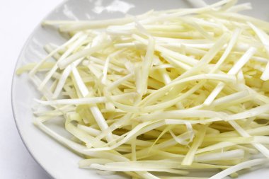 Beyaz arkaplanda beyaz sarımsak soğanı..