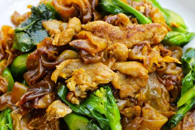 Soya soslu pilavlı erişte ve domuz eti.