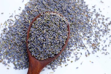 Bitki çayı demlemek için kurutulmuş lavanta tomurcukları.