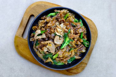 Soya soslu pilavlı erişte ve domuz eti.