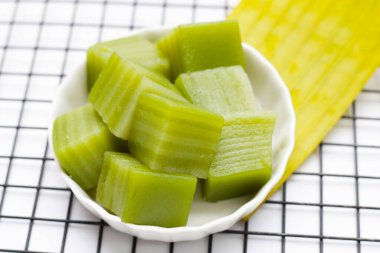 Buharda pişmiş pandan pastası. Tayland Tatlıları.