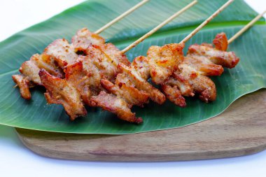 Şişte kızarmış domuz eti. Lezzetli yemek.