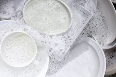 Bulaşık yıkama, kirli bulaşıklar mutfak lavabosunda..