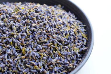 Bitki çayı demlemek için kurutulmuş lavanta tomurcukları.