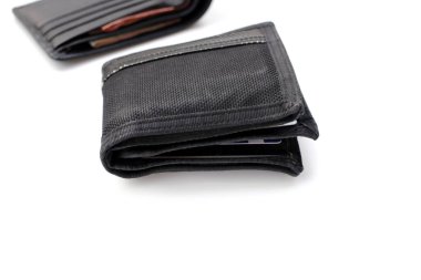 Beyaz arka planda siyah cüzdanlar.