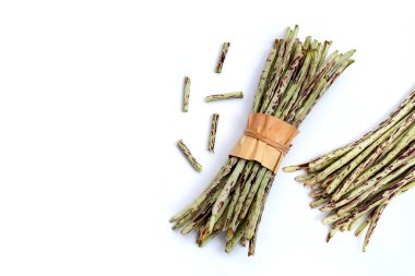 Yeşil mor fasulye beyaz üzerine uzun fasulye.