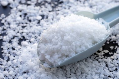 Sodyum Hidroksit veya NaOH, yakıcı soda.