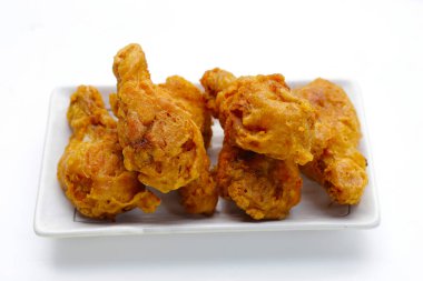 Beyaz arka planda kızarmış tavuk.