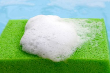 Bulaşık deterjanı köpüklü temizlik süngeri. Bulaşık yıkama kavramı