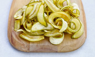 Muz cipsi, kızarmış muz, yeşil kabuklu.