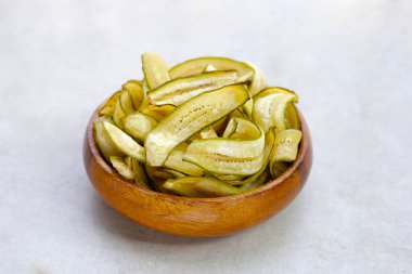 Muz cipsi, kızarmış muz, yeşil kabuklu.