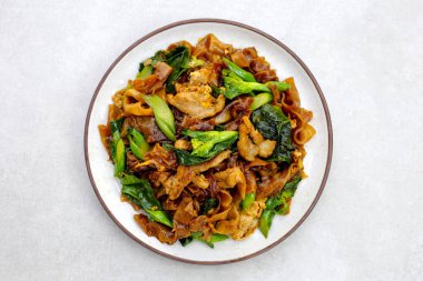 Soya soslu pilavlı erişte ve domuz eti.