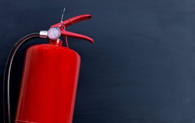 Koyu arkaplanda yangın söndürücü.