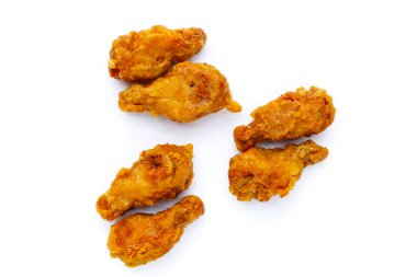 Beyaz arka planda kızarmış tavuk.