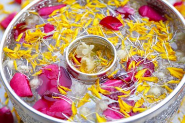 Yasemin çiçekli su, kadife yaprağı ve gümüş kasede gül yaprağı. Tayland geleneği, Songkran festivali konsepti