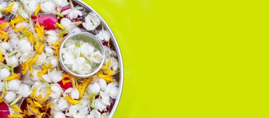 Yasemin çiçekli su, kadife yaprağı ve gümüş kasede gül yaprağı. Tayland geleneği, Songkran Festivali