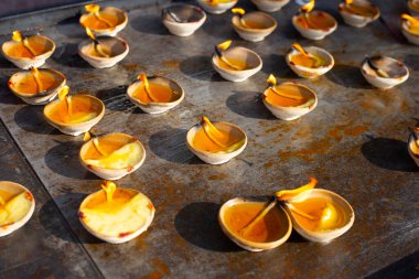 Dua için mum, Batu Malezya Mağarası