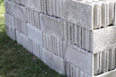 Beton tuğla yığını, beton bloklar.