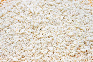 Sarı arkaplanda ekmek kırıntıları.