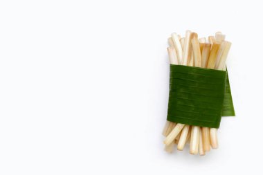 Beyaz arkaplanda taze nilüfer kökü.