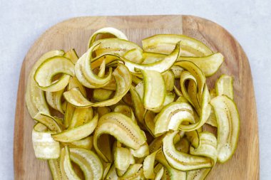 Muz cipsi, kızarmış muz, yeşil kabuklu.