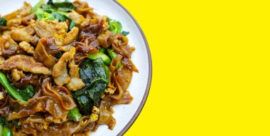 Soya soslu pilavlı erişte ve domuz eti.