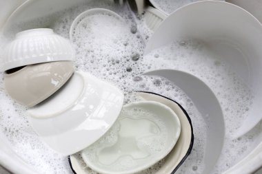 Bulaşık yıkama, kirli bulaşıklar mutfak lavabosunda..