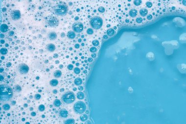 Mavi su kabarcığı. Beyaz sabun köpüğü