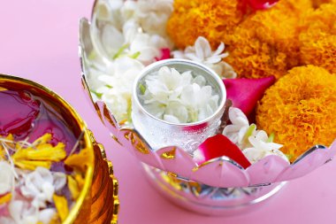 Gümüş kasede yasemin çiçekli su, kadife yaprağı ve gül yapraklarıyla. Tayland geleneği, Songkran festivali konsepti