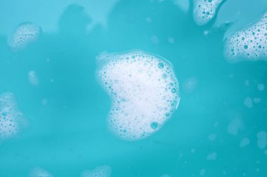 Deterjan köpüklü su. Mavi arkaplan, sabun suyu