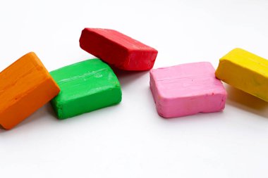 Beyaz arkaplanda renkli plastik kil.