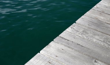 Mavi denizli ahşap kaldırım