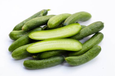 Beyaz arka planda mini salatalıklar.