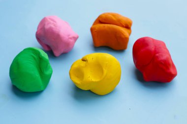 Mavi arkaplanda renkli plastik kil.