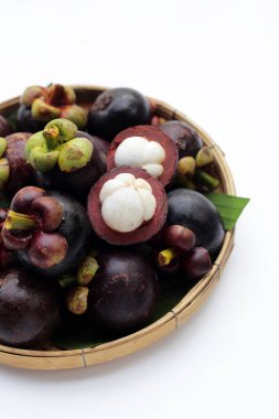 beyaz arka planda taze mangosteen meyvesi.