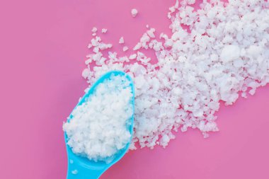 Sodyum Hidroksit veya NaOH, yakıcı soda.