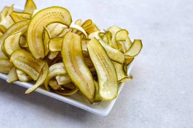 Muz cipsi, kızarmış muz, yeşil kabuklu.