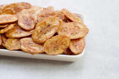 Çıtır muz cipsi. Meyve çerezi.