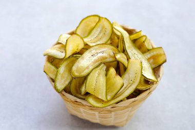 Muz cipsi, kızarmış muz, yeşil kabuklu.