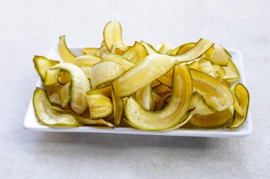 Muz cipsi, kızarmış muz, yeşil kabuklu.