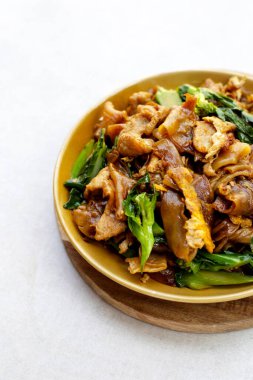 Soya soslu pilavlı erişte ve domuz eti.