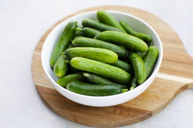 Beyaz arka planda mini salatalıklar.