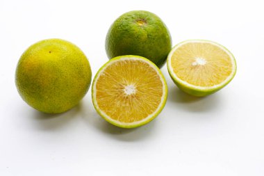 Citrus sinensis, beyaz arka planda tatlı portakal meyvesi.