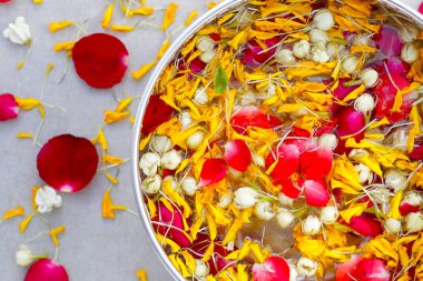 Yasemin çiçekli su, kadife yaprakları ve gümüş kasede gül yaprakları. Tayland geleneği, Songkran festivali konsepti