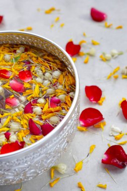 Yasemin çiçekli su, kadife yaprakları ve gümüş kasede gül yaprakları. Tayland geleneği, Songkran festivali konsepti