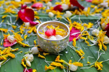 Yasemin çiçekli su, kadife yaprağı ve gümüş kasede gül yaprağı. Tayland geleneği, Songkran Festivali